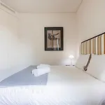 Upscale Apartment In City Center By Lovelystay